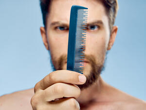 يجب التوقّفُ عن استخدام المنتجات الكيميائيّة المضرة للشعر يجب التوقّفُ عن استخدام المنتجات الكيميائيّة المضرة للشعر