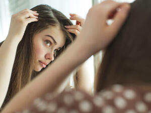 كيف نمنع تساقط الشعر بطرق ومكونات طبيعية؟