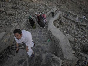  قفز الحاج العراقي من سطح الحرم من جهة القبب لتوسعة الملك فهد، وسقط بصحن الطواف، محدثا إصابة لاثنين من الطائفين.