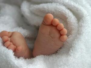اختناق الطفل بسبب انحشاره بين الوسائد أو الفرشة ومسند السرير