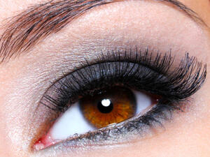 دليلك السهل والبسيط لإستعمال الرموش الصناعية