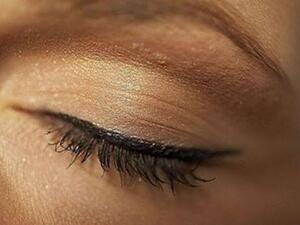 لتحديد العيون استعملي محدد باللون الأسود 