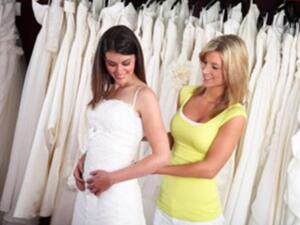 5 طرق لتوفير المال على ثوب زفافك