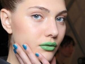 الأزرق موضة طلاء الأظافر هذا الربيع