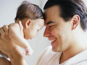حمل الاطفال الرضع ومداعبتهم يخفف من شعورهم بالانزعاج 