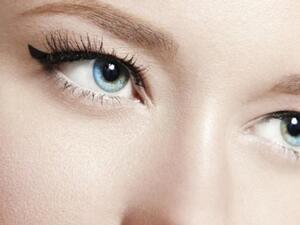 ازالة الماكياج وارتداء النظارة الشمسية يخفف من ترهل الجلد المحيط بالعيون