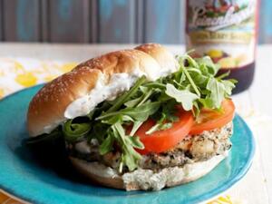 برغر الدجاج بالسبانخ والفيتا برغر الدجاج بالسبانخ والفيتا