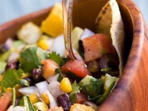 أطباق صحية: سلطة مكسيكية بصلصة التاكو أطباق صحية: سلطة مكسيكية بصلصة التاكو