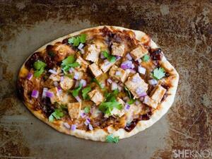 بيتزا الباربكيو على خبز النان بيتزا الباربكيو على خبز النان