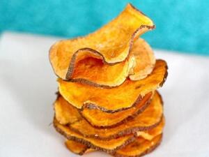 رقائق البطاطا الحلوة بالملح والخل رقائق البطاطا الحلوة بالملح والخل