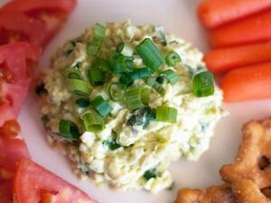 سلطة البيض بالهالبينو والافوكادو