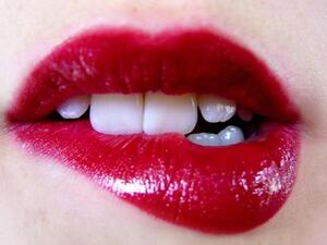 كم مرة يمكنك استعمال أحمر الشفاه؟
