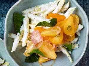 سلطة الطماطم والفاصولياء بصلصة جبن الماعز