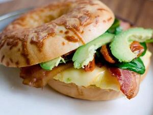 ساندويتشة الفطور باللحم والبيض 