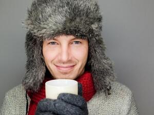 تناول شراب ساخن مع الحفاظ على الدفء يمكن ان يساعدك في تخطي الاعراض المزعجة 
