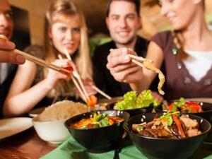 اطلب اولا طبقا صحيا لتجنب الانجراف وراء الاصدقاء الذين يحبون الاكل الدسم