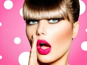 قومي بعمل مزيج 50/50 من كريم الأساس والكريم اللامع