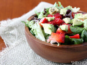 سلطة الأفوكادو والفراولة