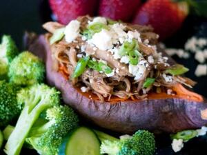 بطاطا حلوة محشوة بالدجاج والفيتا