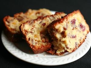 كعكة الموز والفواكه المجففه