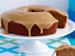 كعكة الزنجبيل مع صلصة الكاراميل