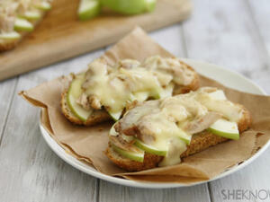 الدجاج مع شرائح التفاح والجبن