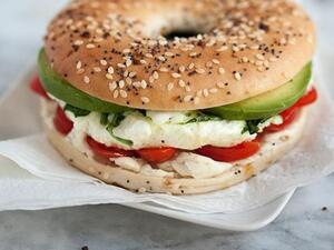 ساندويتش البيض والخضروات في الميكروويف