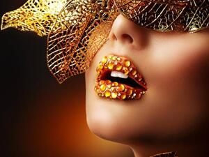 يقال بأن كليوبترا كانت تضع قناعا من الذهب على وجهها لتحافظ على جمالها