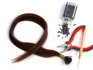 قومي بتركيب خصل الشعر المستعار لدى خبير مختص