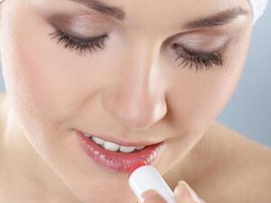 يمكنك صنع مرهم من مكونات طبيعية لعلاج مشاكل الشفاه