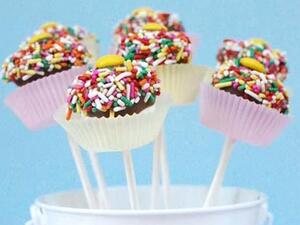 كرات المارشميلو بالشوكولاته والزينة الملونة