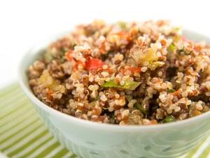 سلطة الكينوا مع اللوز المحمص