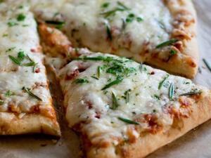 بيتزا الثوم والروزماري