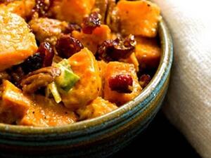 سلطة البطاطا الحلوة مع التوت البري والجوز