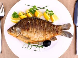 سمك مشوي بالخضار - Shutterstock