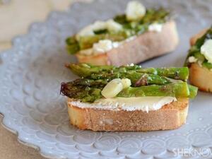 أسبرغوس بالليمون وجبن الماعز