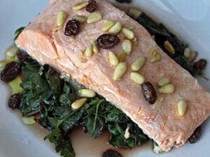 سمك السلمون على البخار  سمك السلمون على البخار