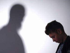 سهر المراهق خارج البيت العلاج في يد الأب وحده