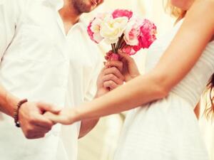 يجب أن تكون ملما بالمعلومات العامة وتكون لبقا في الحديث وتقول كلمات رقيقة