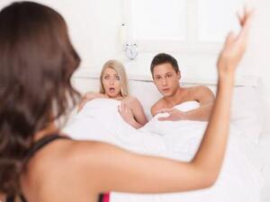 فك الأسباب التي لا تعد ولا تحصى التي تؤدي إلى الخيانة الزوجية