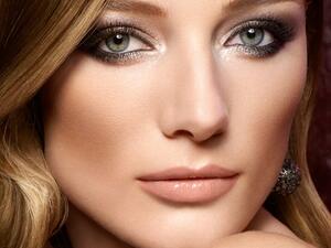 تعتبر الالوان الغنية، والدافئة مثالية لتهدئة العيون الزرقاء