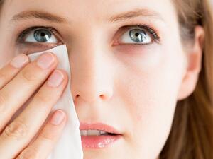 إزالة الماكياج ضرورية قبل النوم