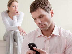 الانشغال بالهاتف الجوال قد يعيق التواصل مع الشريك
