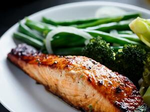 سمك السلمون المشوي بالعسل والزبدة