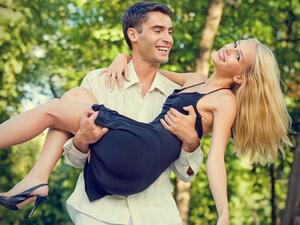 الرجال والنساء يهتمون بنفس القدر بأن يكون الشريك منجذبا لهم