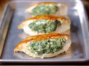 صدور الدجاج المحشوة بالسبانخ