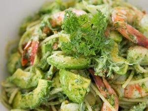 معكرونة بالأفوكادو والجمبري