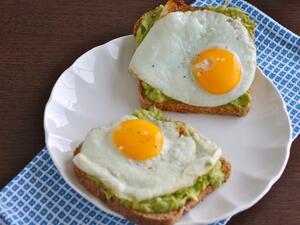 فطور الرياضيين توست الأفوكادو مع البيض