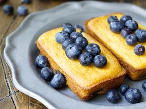 كعكات الذرة بالتوت الأزرق