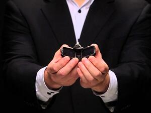 يعتقد بعض الشباب أنهم بحاجة الى معرفة مقاس خاتم الفتاة حتى يتمكنوا من شراء خاتم مناسب لها